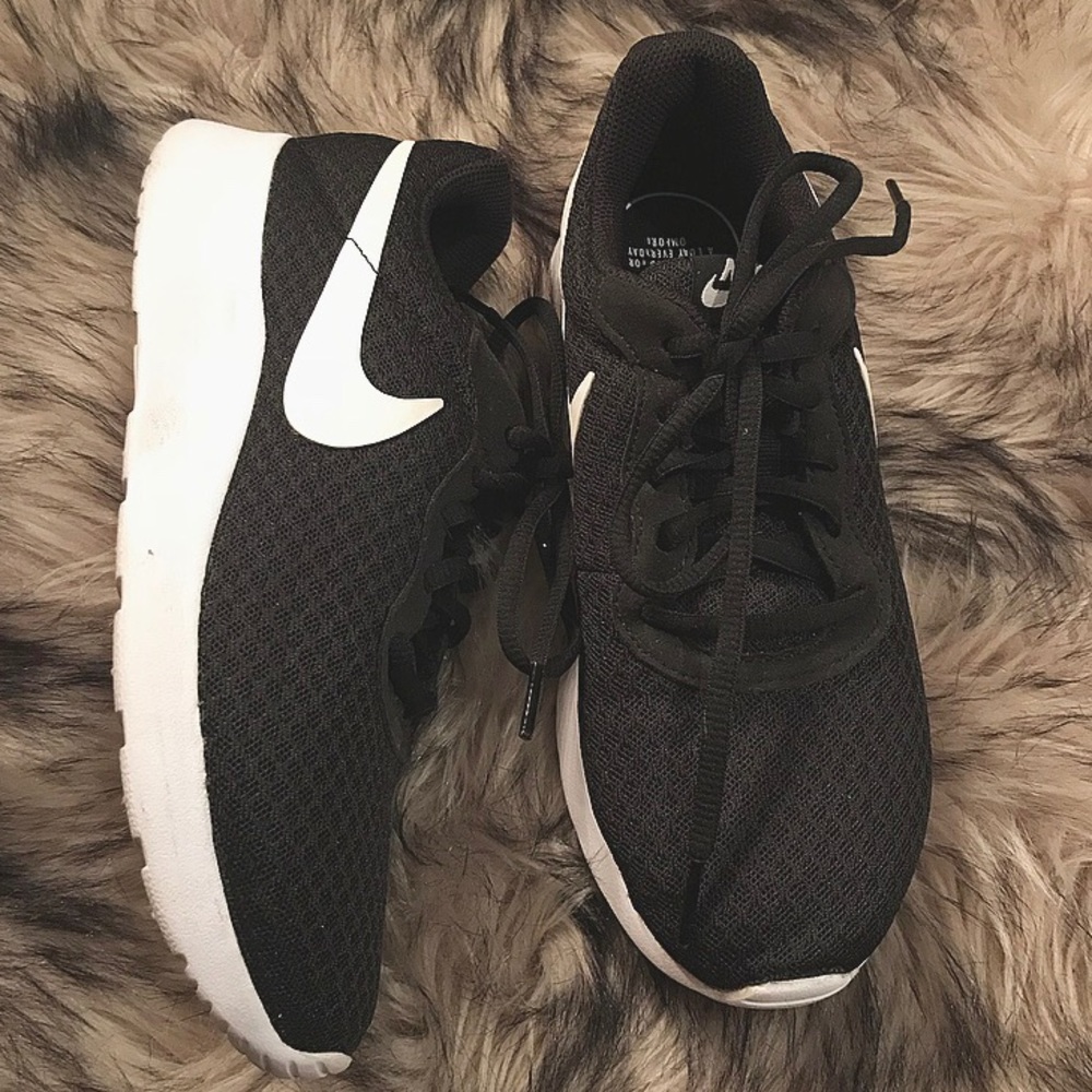 Nike Tanjun running shoes